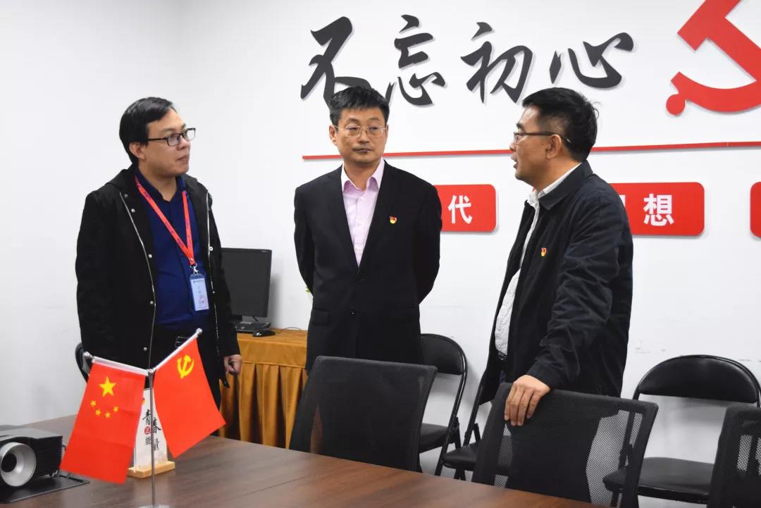 中共安陽市委網(wǎng)信辦主任路玉軍、副主任王曉萌等一行人蒞臨安陽青峰網(wǎng)絡(luò)指導(dǎo)工作