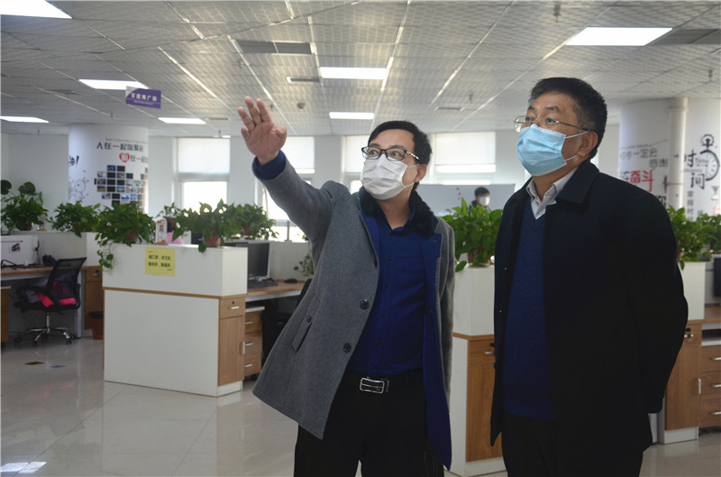 中共安陽市委統(tǒng)戰(zhàn)部副部長(zhǎng)、市工商聯(lián)黨組書記郭洪俠一行調(diào)研安陽青峰防疫工作和復(fù)工復(fù)產(chǎn)情況